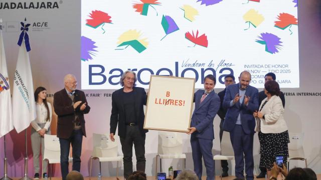 El concejal de industrias y cultura del ayuntamiento de Barcelona, Xavier Marcé y el embajador de España en México, Juan Duarte Cuadrado en la ceremonia de la clausura de la 38 edición de la Feria Internacional del Libro de Guadalajara (FIL). Foto:  EFE/ Francisco Guasco