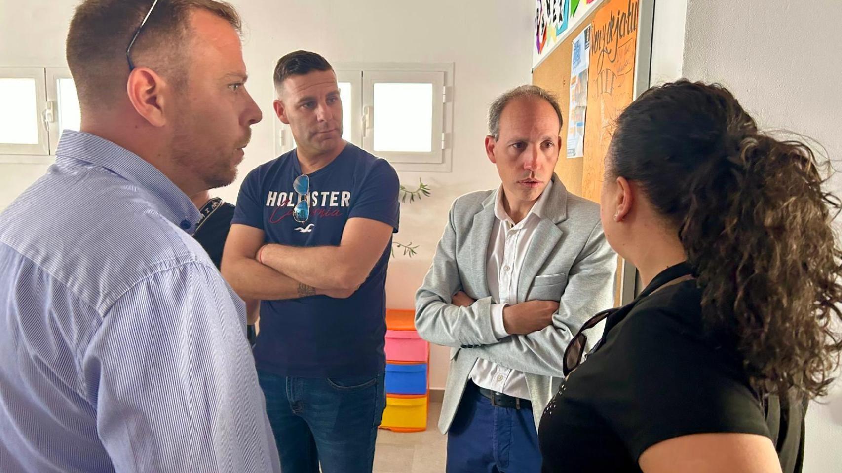 Daniel Arias en un centro de información juvenil.