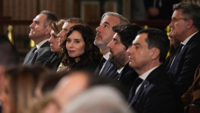 La presidenta de la Comunidad de Madrid, Isabel Díaz Ayuso (4i), y el presidente de Aragón, Jorge Azcón (3d), durante la misa funeral.