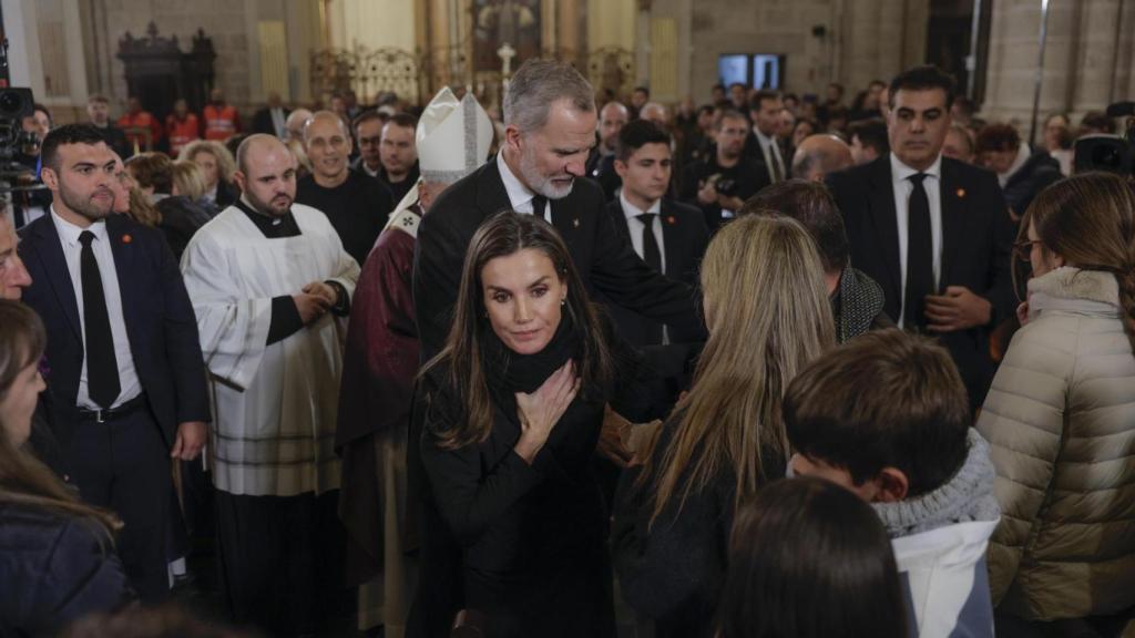 Otro momento en el que el rey Felipe VI y la reina Letizia dan su pésame a los familiares las víctimas de la DANA.