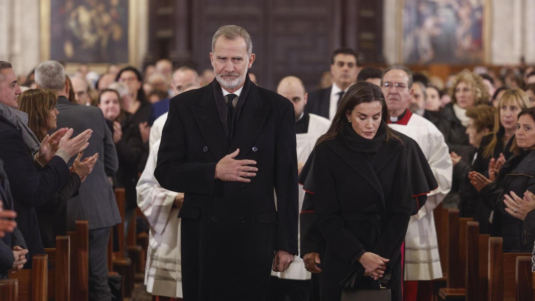 El rey Felipe y la reina Letizia durante el funeral por las víctimas de la DANA celebrado este lunes en la catedral de Valencia.