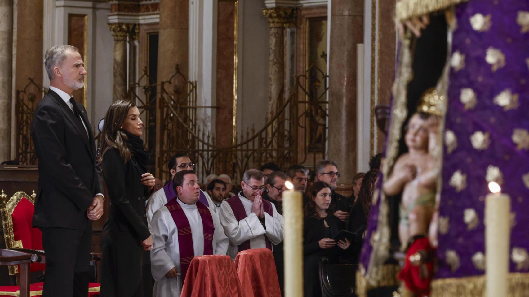 El rey Felipe y la reina Letizia durante el funeral por las víctimas de la DANA celebrado este lunes en la catedral de Valencia.