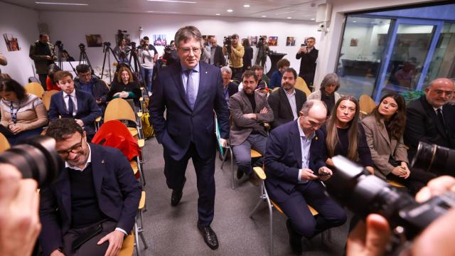 Carles Puigdemont, presidente de Junts, camino de su comparecencia de prensa, este lunes en Bruselas.