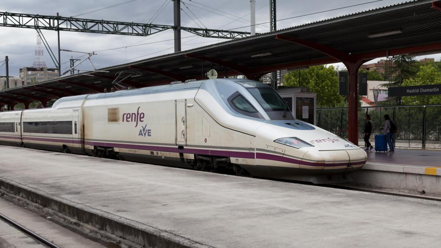 Imagen de un tren de alta velocidad estacionado en la estación de Chamartín, Madrid.