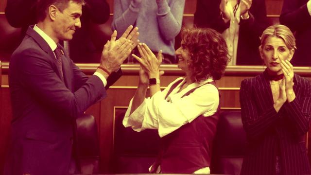 Pedro Sánchez y María Jesús Montero aplauden en el Pleno del pasado 27 de noviembre, ante la mirada impasible de la vicepresidenta Yolanda Díaz.