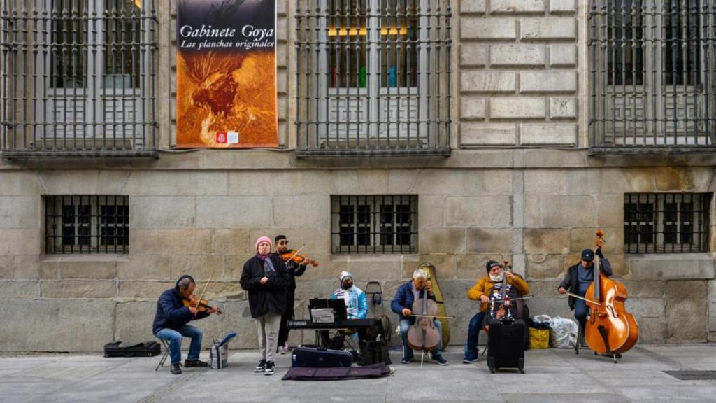 Un grupo de músicos actúa en una calle de Madrid.