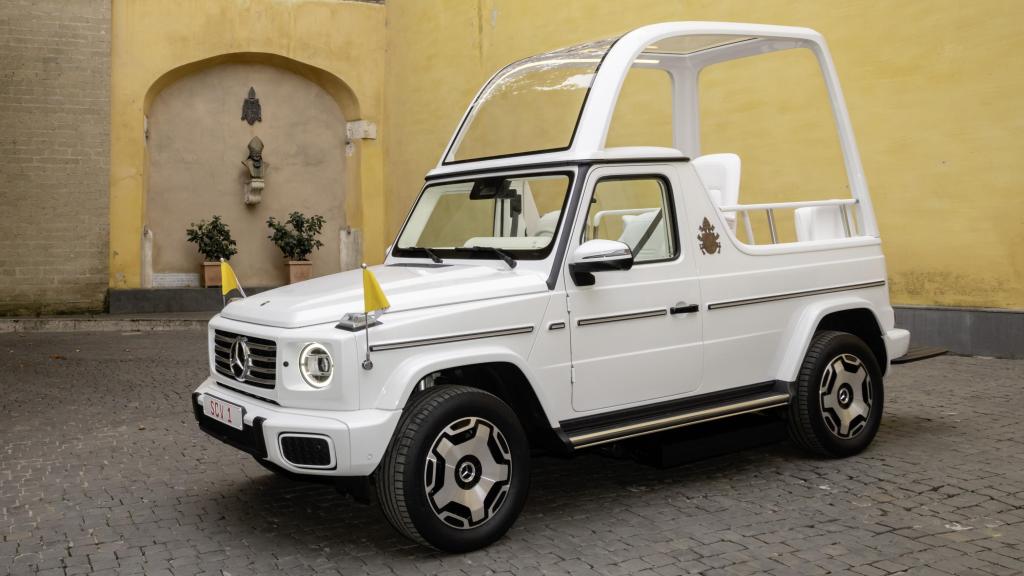 Nuevo papamóvil basado en el Mercedes Clase G eléctrico.