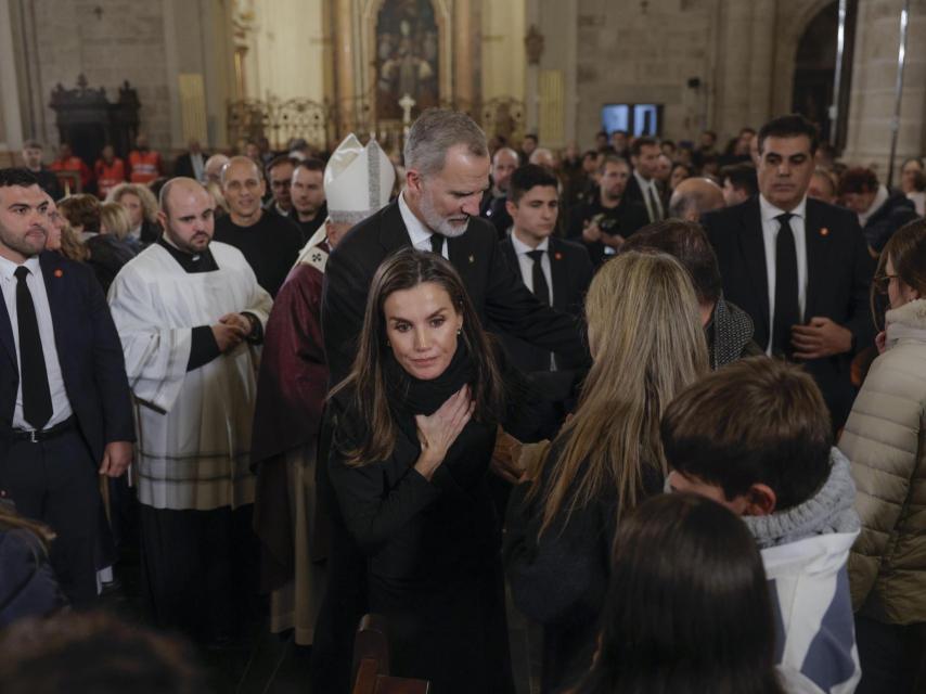 La reina le da el pésame a los familiares de las víctimas.