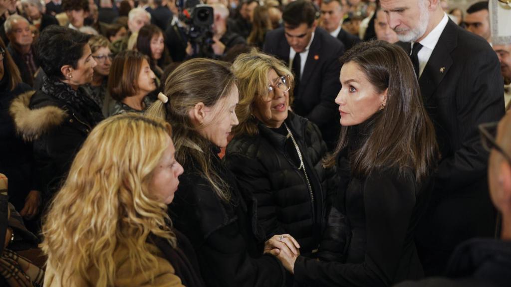 La Reina, en la catedral dándole el pésame a los familiares.