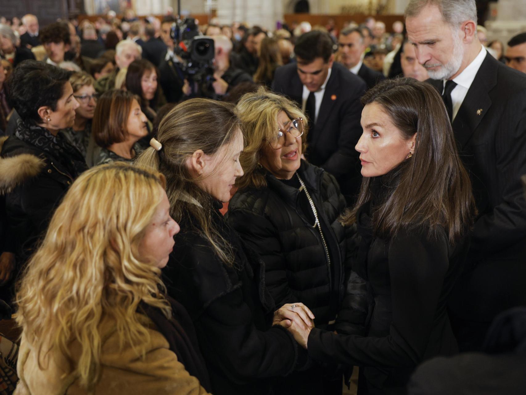 La lección de empatía de Letizia con los familiares de las víctimas de la  DANA provoca un clamoroso: "¡Viva la Reina!"