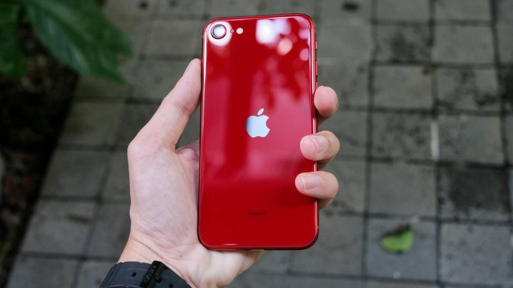 El iPhone SE (2022) en color rojo.