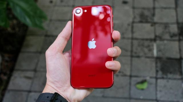 El iPhone SE (2022) en color rojo.