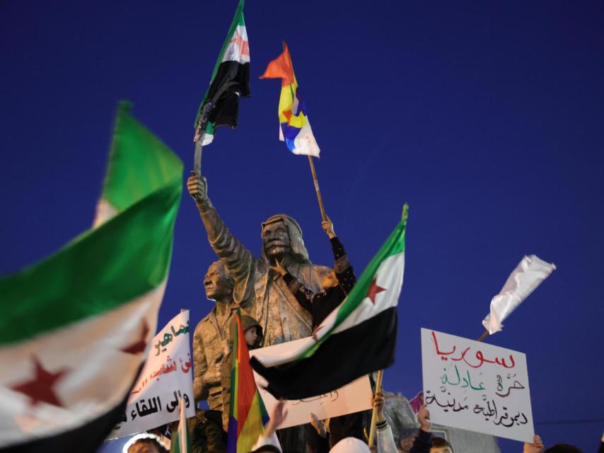 Simpatizantes de la oposición ondean la bandera siria y la drusa en la ciudad de Majdal Shams.