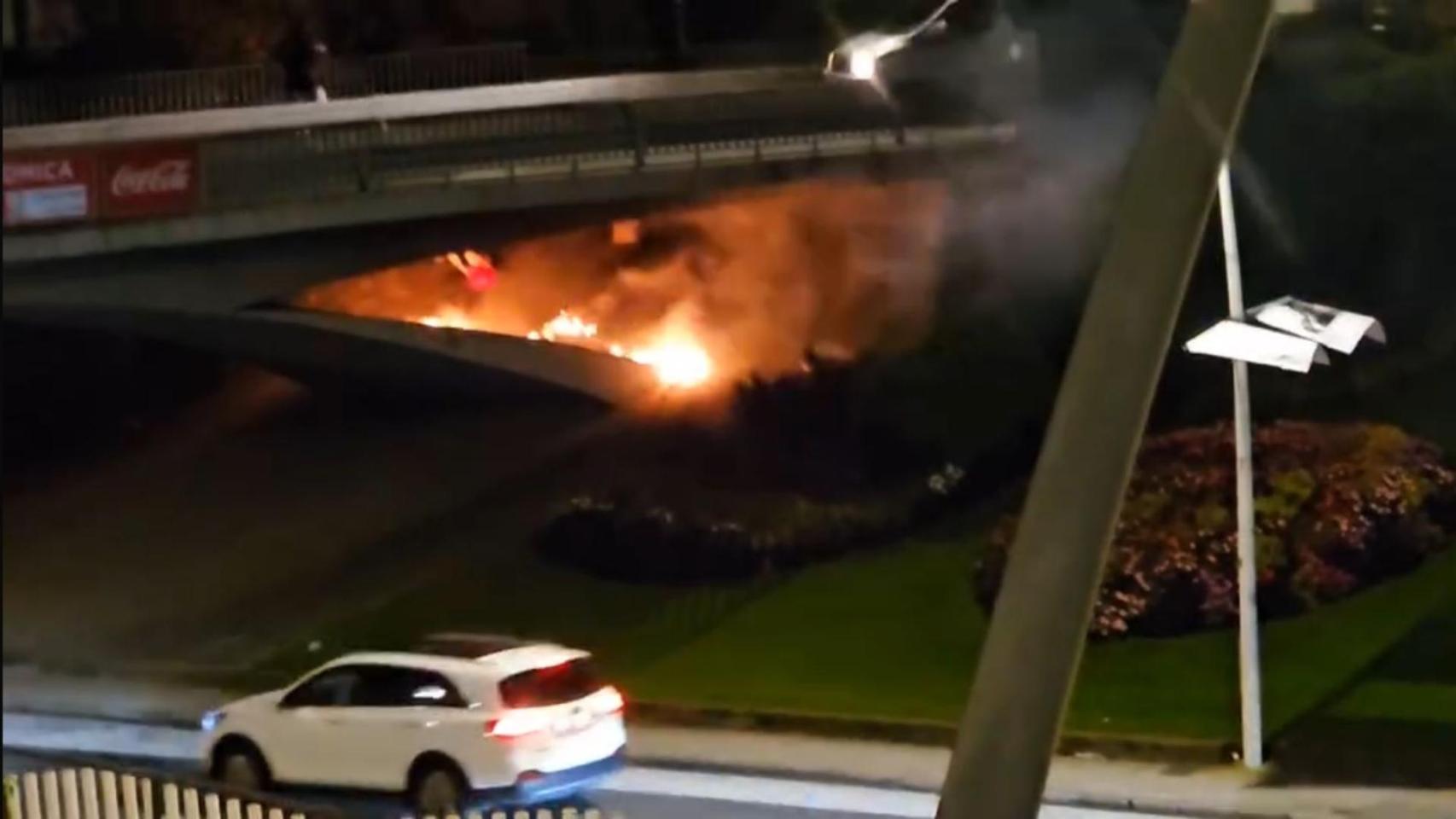 Arde un colchón en uno de los puentes de Alfonso Molina, en A Coruña