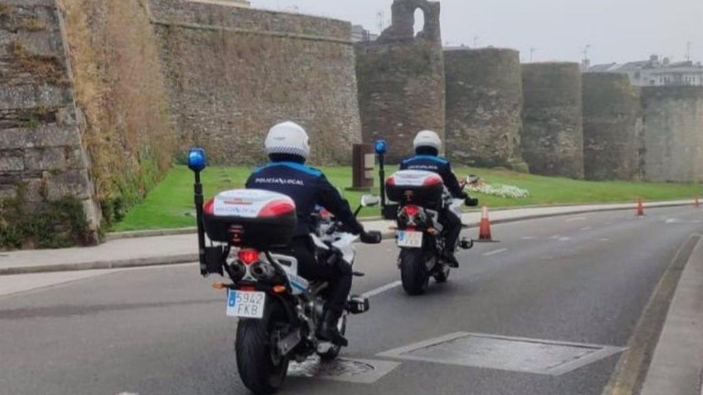 Archivo - Imagen de dos agentes de la Policía Local de Lugo