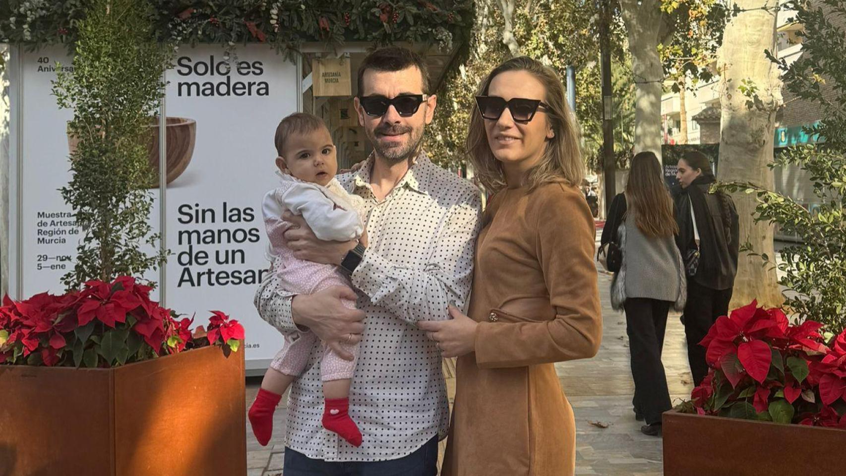 Domingo y Luisa posan con la pequeña Helia en Murcia.