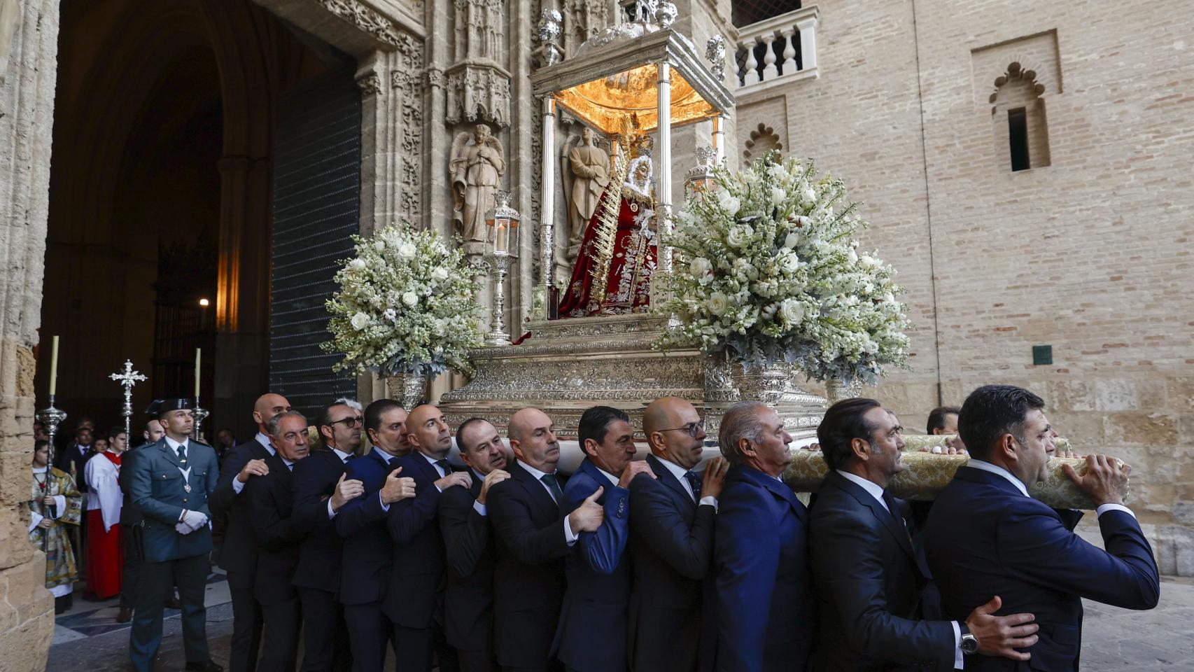 La Virgen de Setefilla, a la salida de la Catedral en la Magna de Sevilla.