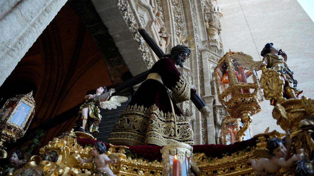 El Gran Poder, con el sol de la tarde de la Magna de Sevilla