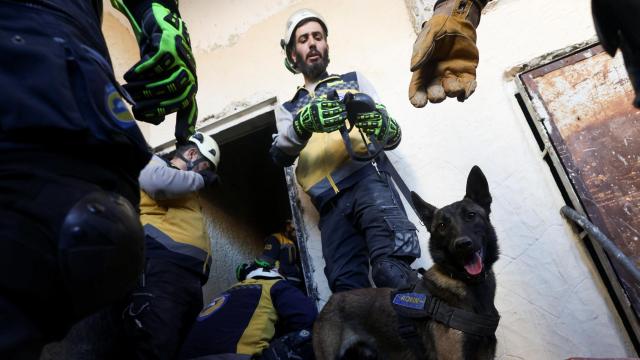 Un equipo de búsqueda en la cárcel de Sednaya, a 30 kilómetros de Damasco, este lunes.