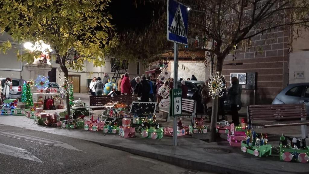 La plaza de Rábano se decora gracias al trabajo de los vecinos y vecinas del pueblo