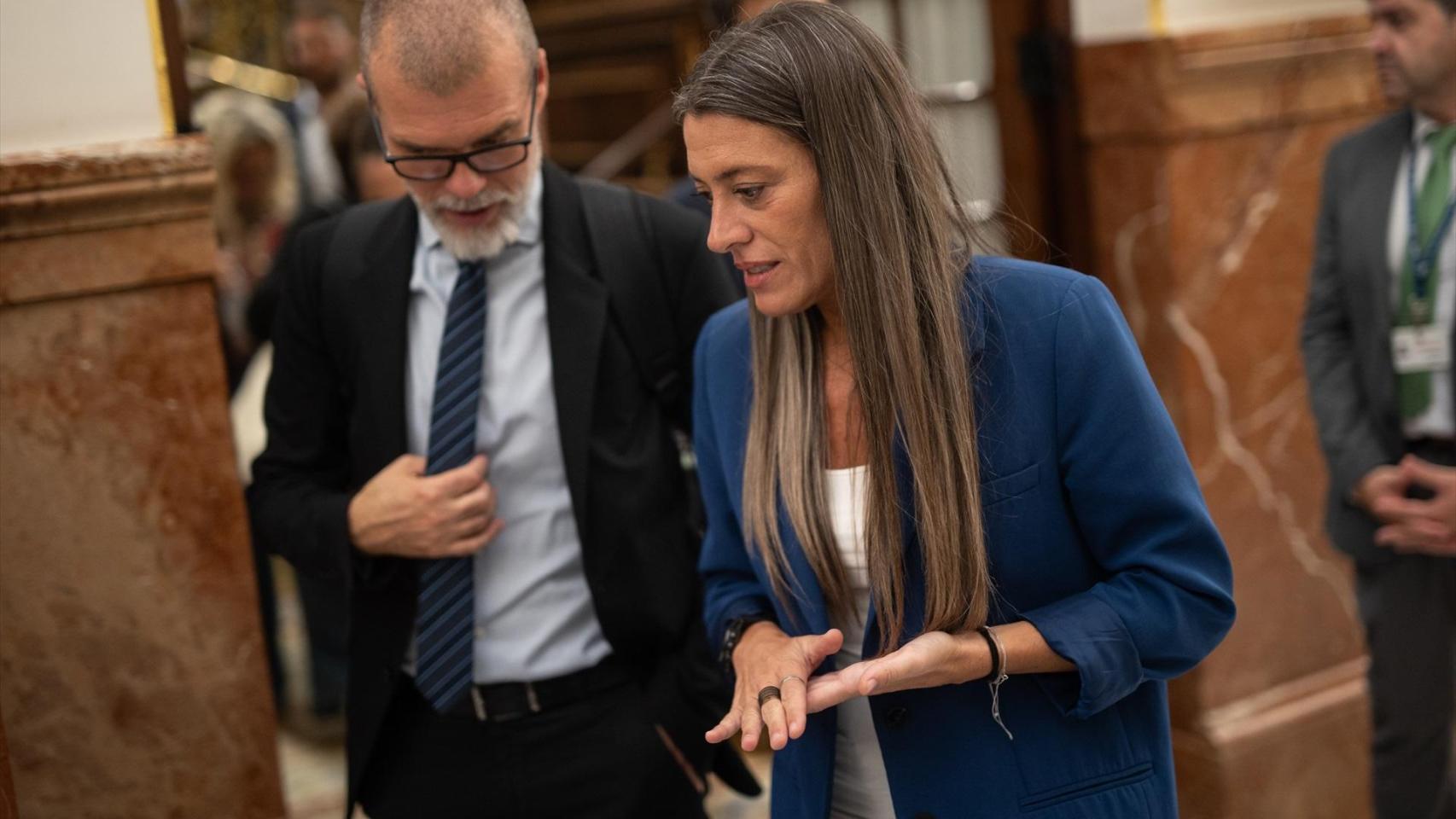 La portavoz de Junts en el Congreso, Míriam Nogueras, a su salida de una sesión plenaria y el diputado de Junts, Josep María Cruset.