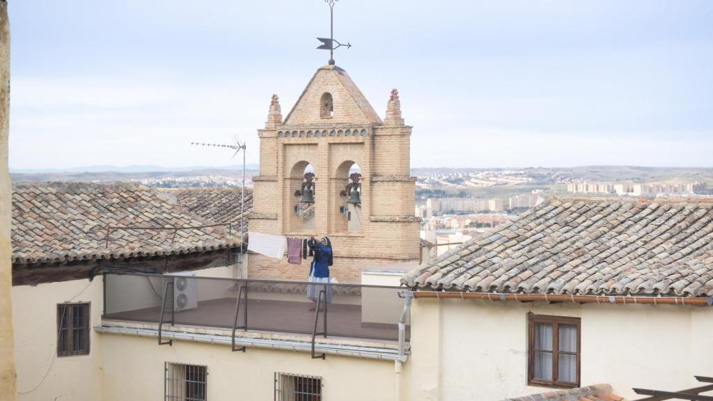 Una monja de las Comendadoras de Santiago tiende la ropa.