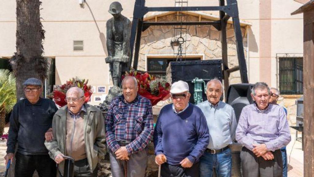 Un grupo de vecinos en el 40 aniversario de la Plaza del Minero de Llano del Beal, una diputación que pertenece a Cartagena.