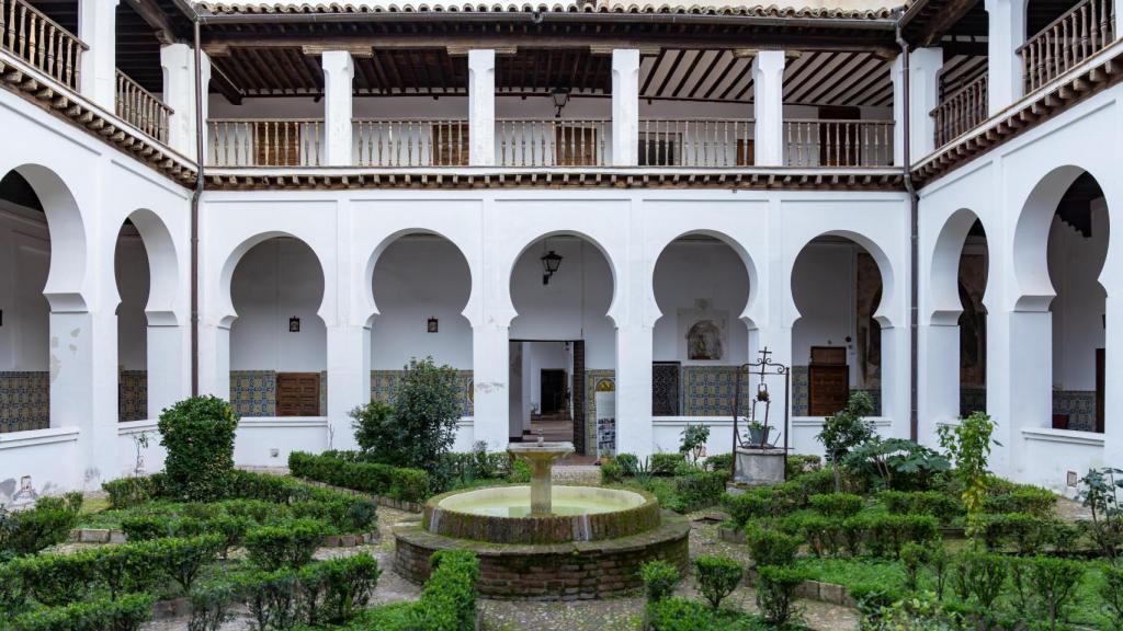 Los voluntarios de la Asociación hacen visitas guiadas por el convento de Santa Clara. El claustro de los Laureles es parada obligada.