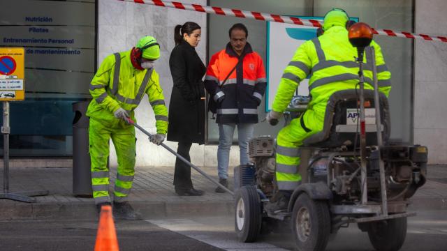 La consejera de Medioambiente y Movilidad en una de las nuevas zonas de aparcamiento, en Zaragoza.