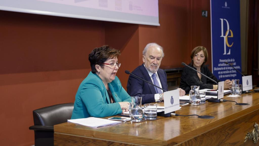 El director de la RAE y presidente de la Asociación de Academias de la Lengua Española (ASALE), Santiago Muñoz Machado (c), la académica y catedrática de Filología Románica Dolores Corbella (i), y la responsable del Instituto de Lexicografía, Elena Zamora (d), presentan la actualización 23.8 del Diccionario de la lengua española, este martes, en Madrid. Foto: Blanca Millez / EFE