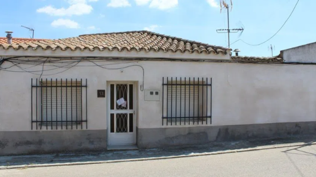 Fachada del chalet en el municipio de Domingo Pérez a la venta en Unicaja.