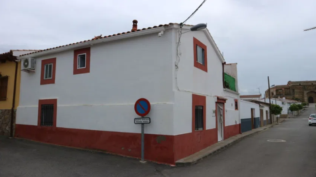 Fachada de una casa en Santiago del Campo en venta por Unicaja.