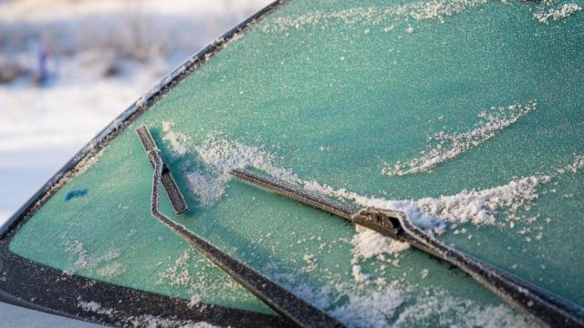 Parabrisas cubierto con una capa de hielo