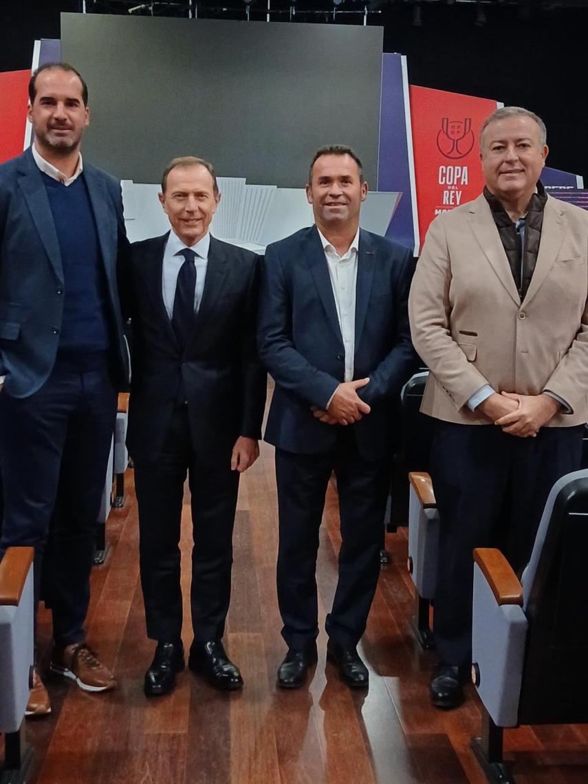 José Blaya, presidente de la Deportiva Minera, junto a Emilio Butragueño, director de relaciones institucionales del Real Madrid.