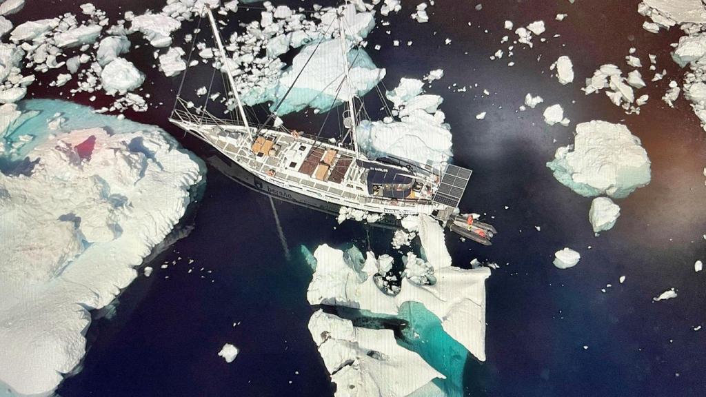 Imagen del barco en el mar helado.