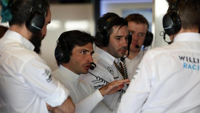 Carlos Sainz, en boxes con los miembros del equipo Williams