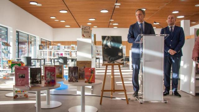 El alcalde de Salamanca, Carlos García Carbayo, inaugura la Biblioteca Carmen Martín Gaite