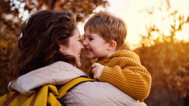 Imagen de una madre con su hijo.