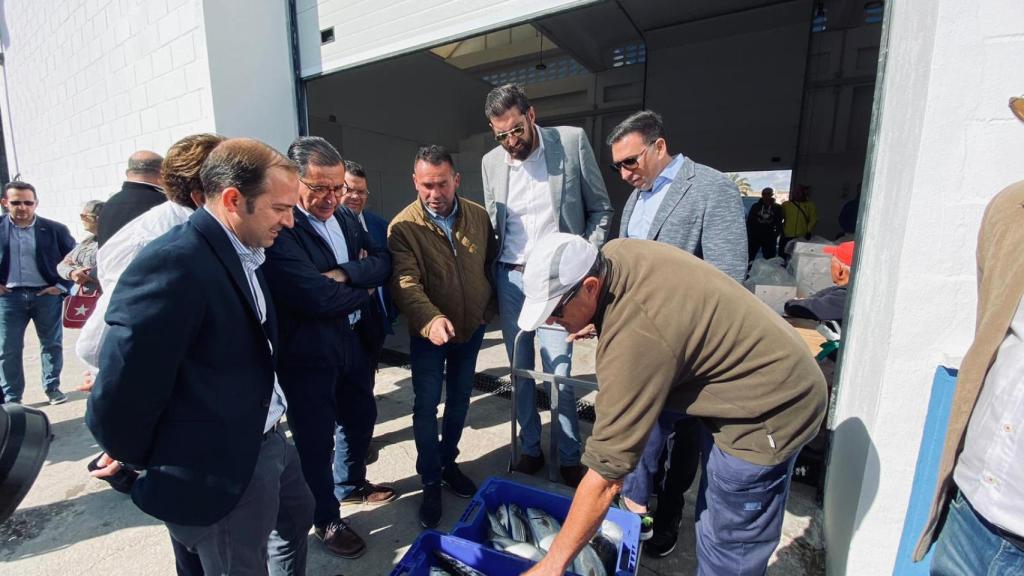 José Blaya, presidente de la Cofradía de Pescadores de San Pedro del Pinatar, mostrando la lonja de Lo Pagán a dirigentes de Vox, durante la pasada campaña electoral de las elecciones autonómicas.