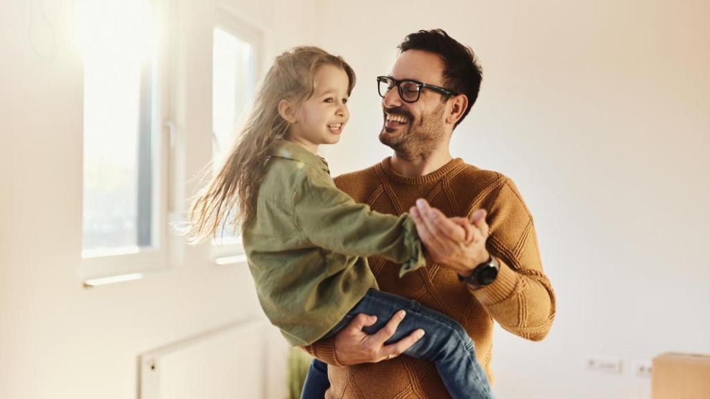 Imagen de un padre con su hija.