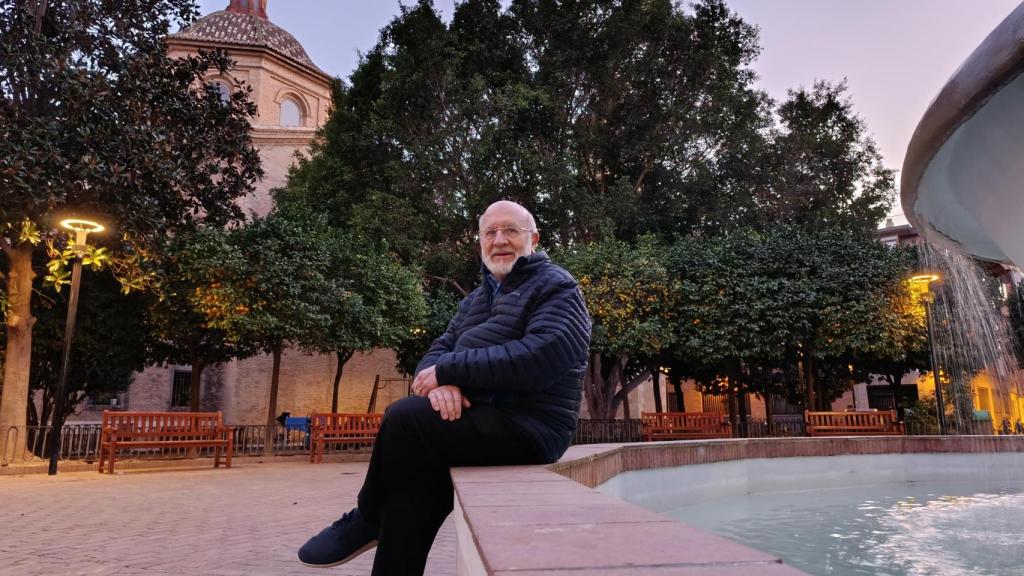 El doctor Fuentes posa frente a la iglesia de San Nicolás de Bari, en Murcia.