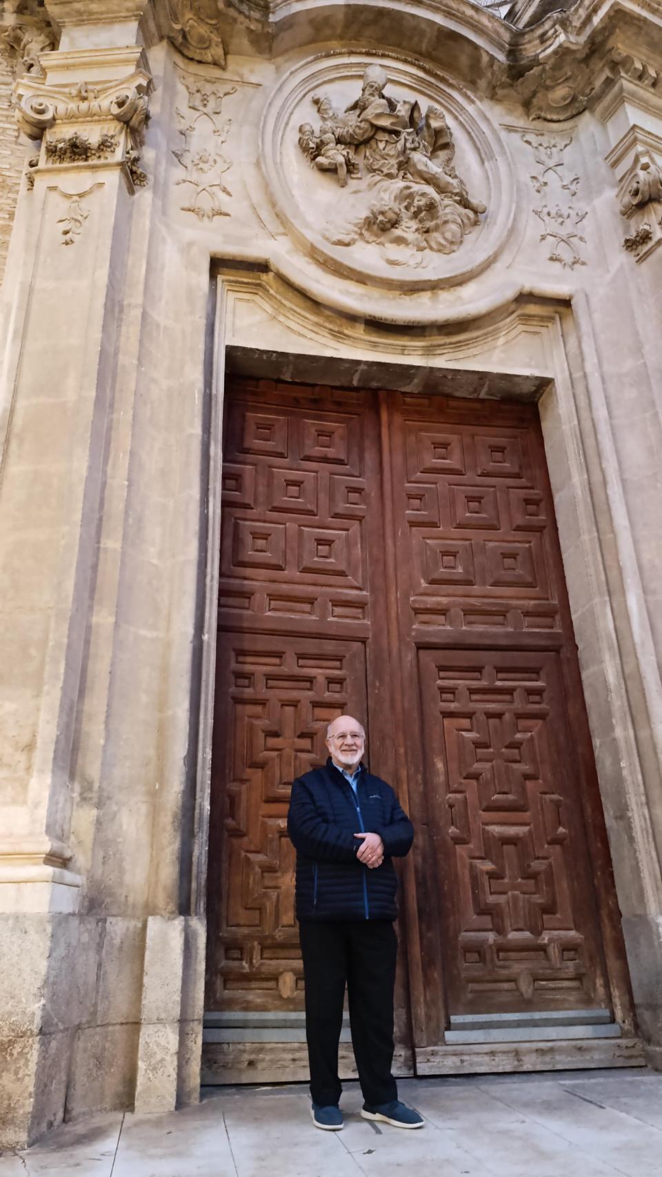 El doctor Fuentes frente a la puerta de la iglesia de San Nicolás de Bari, en Murcia.