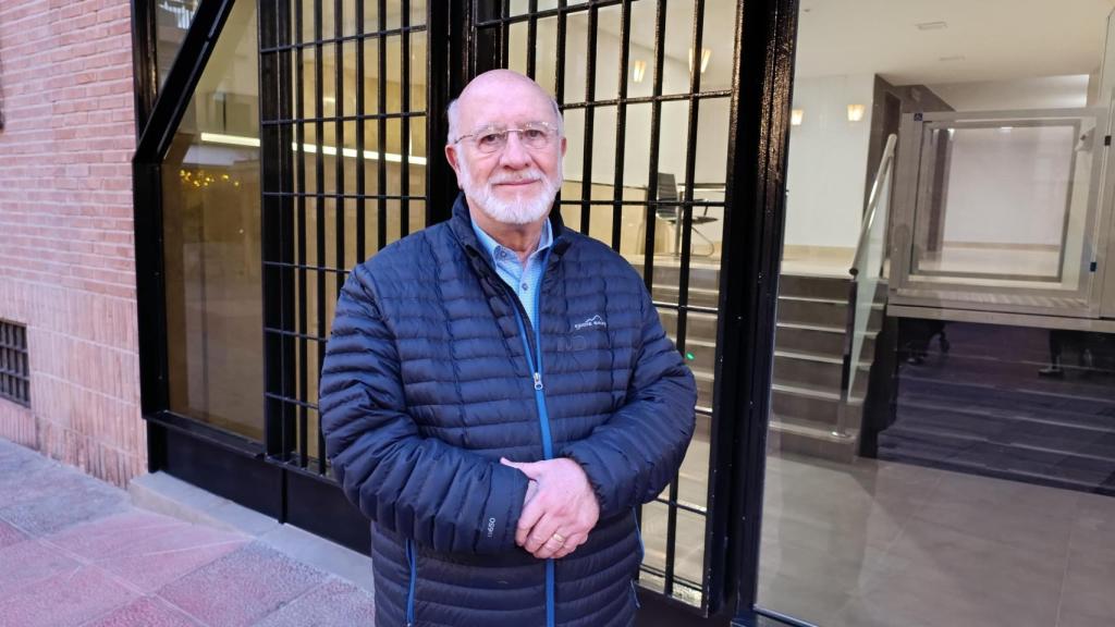 El doctor Francisco Fuentes, frente al edificio donde antiguamente estaba la casa en la que nació, en Murcia.