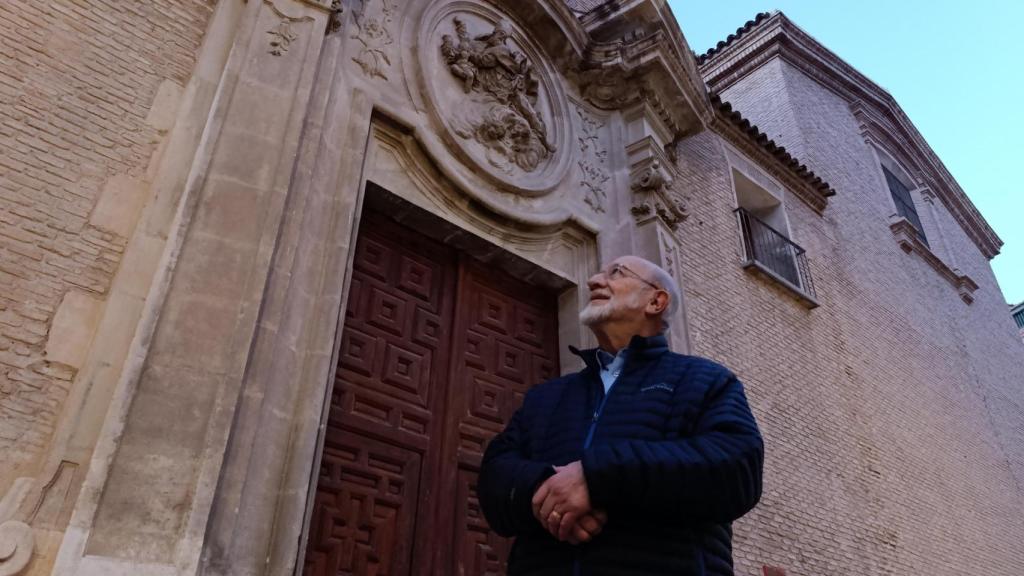 El cardiólogo Francisco Fuentes observa la iglesia de San Nicolás de Bari, en Murcia.