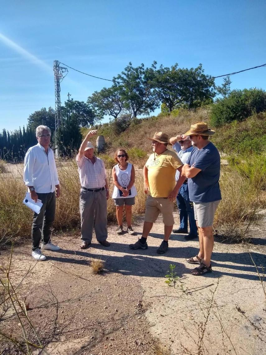 Socios de la cooperativa en el terreno en el que construirán las viviendas. EE