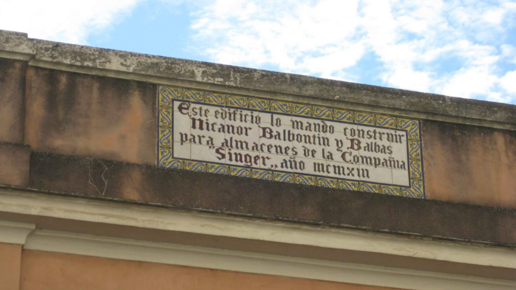 Detalle de la placa en la fachada del Edificio Singer que recuerda su construcción original