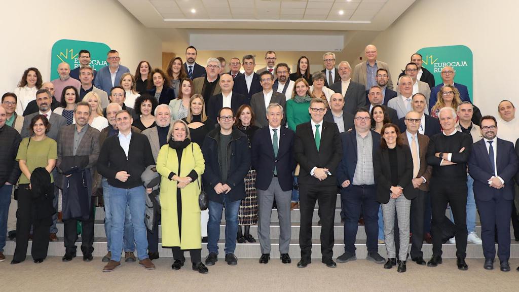 Foto de familia de la celebración de la Navidad de Eurocaja Rural con los medios de comunicación