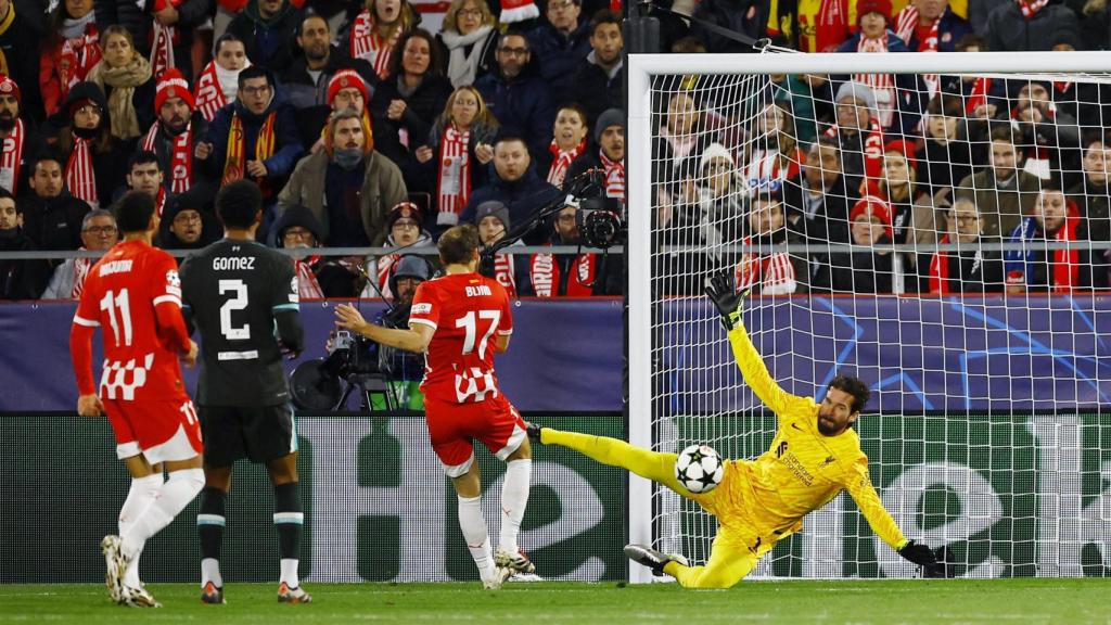 Alisson, durante el partido frente al Girona.