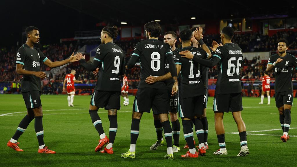 Los jugadores del Liverpool celebran el gol de Salah.