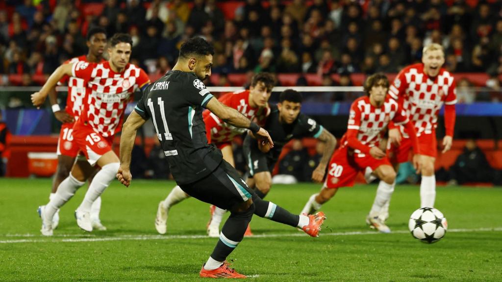 Momento en el que Salah lanza el penalti para adelantar al Liverpool frente al Girona.